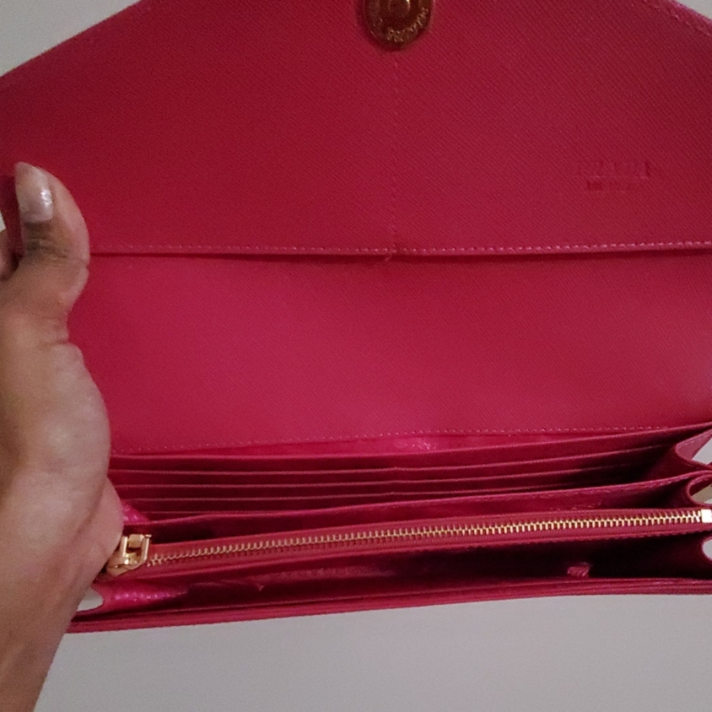 Prada purse . - Picture 5 of 7